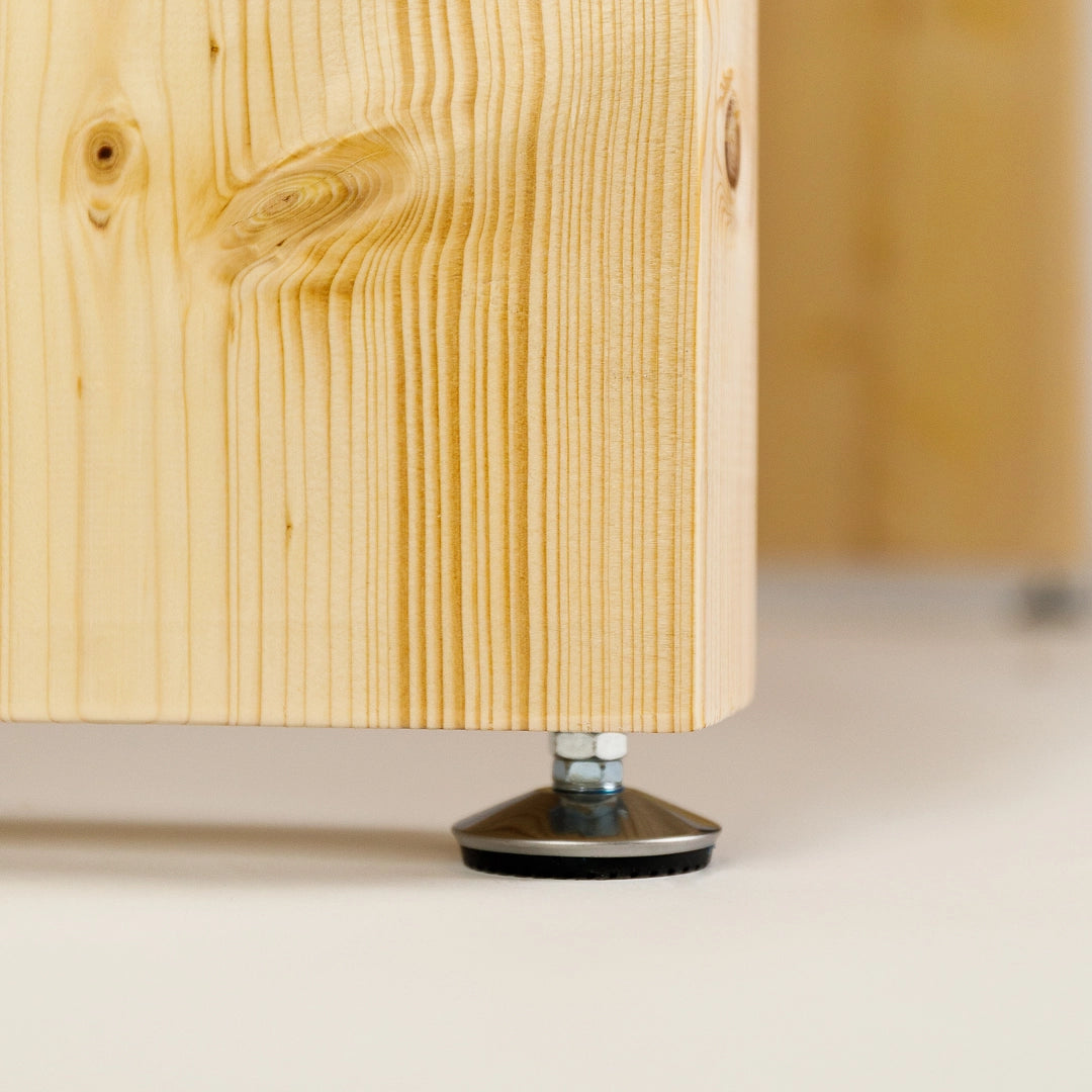Heller Esstisch mit gerader Tischkante und Holzgestell - Detailansicht